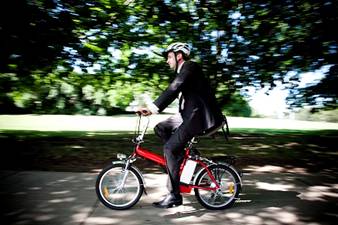 Commute in a suit with e-bikes