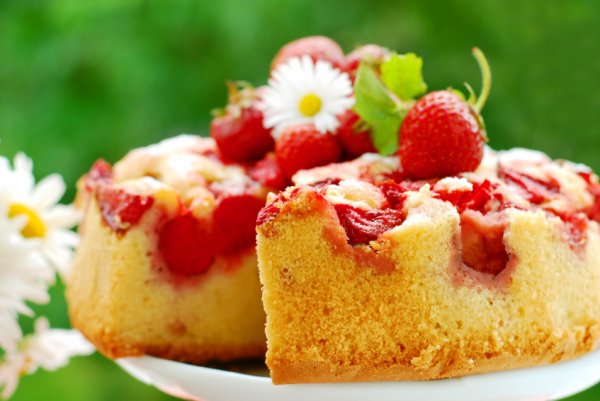 strawberry-cake-stock