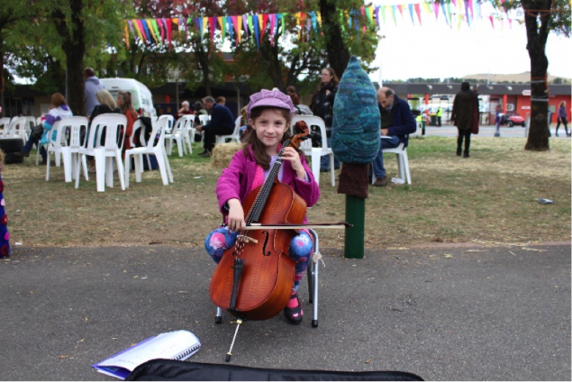 busking child folk festival