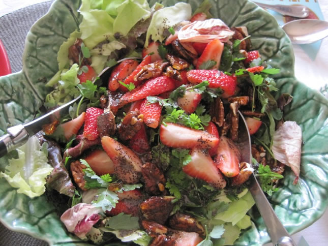 Strawberry and spinach salad with caramelised pecans