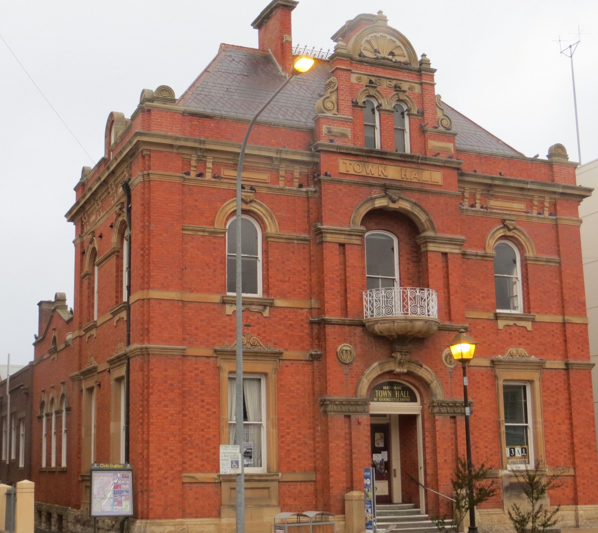 Caption: the heritage-listed old town hall in Goulburn. Photo: John Thistleton.