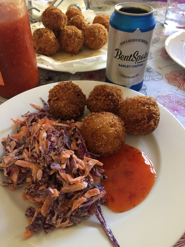 macNcheese lunch with coleslaw and chilli and beer