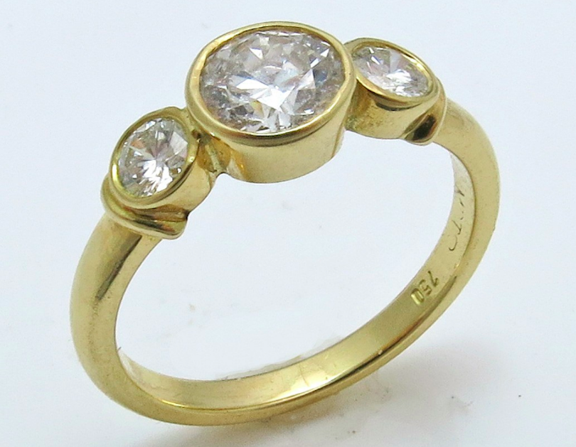Yellow gold ring with three diamonds