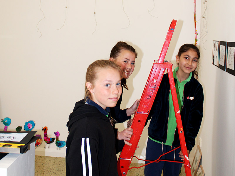 Bonython Primary School Students installing work in Birds of a Feather.