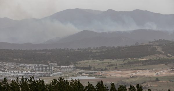 Pierce's Creek bushfire: Crews win respite in battle for Tuggeranong