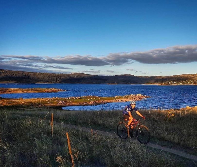 Riding the Hatchery Bay Trail on Lake Jindabyne. Photo: Stephen Molloy, Destination Jindabyne Facebook.