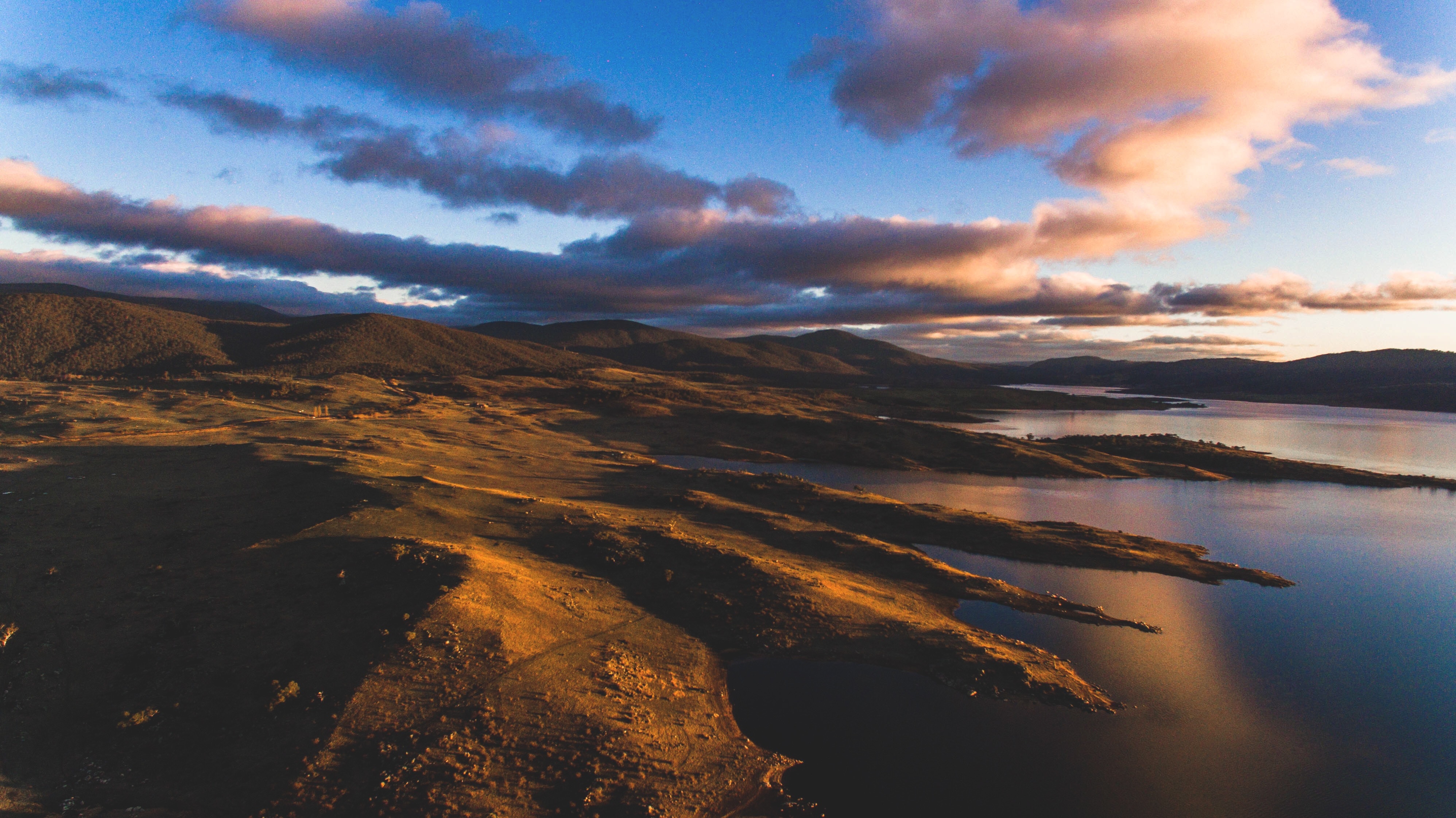 Lake Jindabyne. Photo by Fezbot2000 on Unsplash