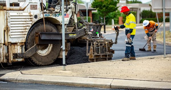 Canberra roads to be paved with recycled plastic as Government trials new type of asphalt