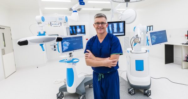 ROSA the robot assists doctor with knee replacement surgery in Canberra-first