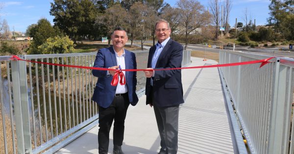 Footbridge opens access to Queanbeyan River loop