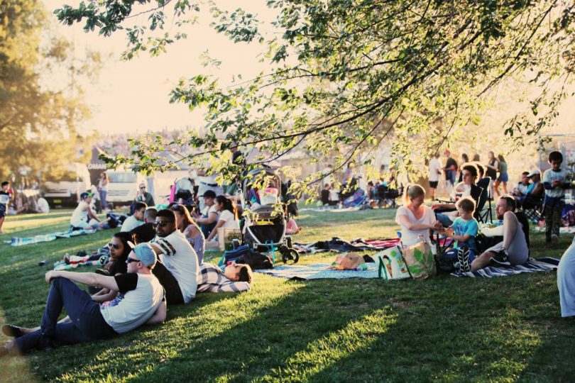 people picnicing