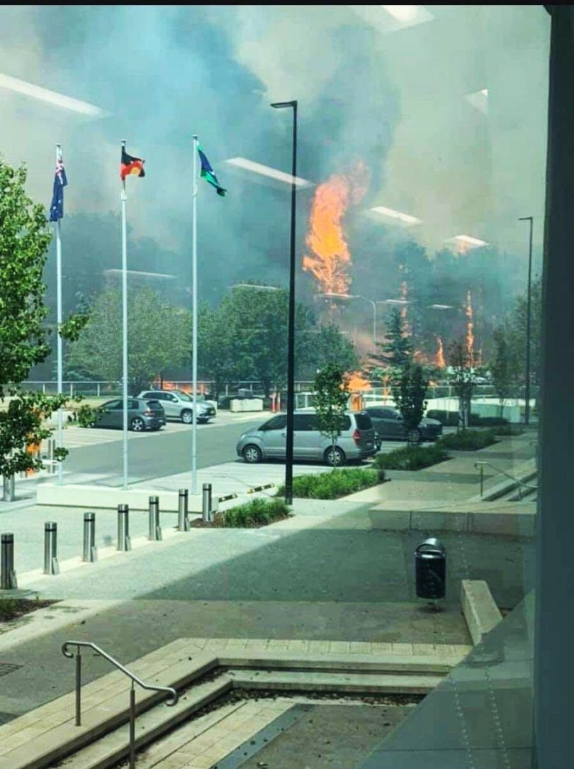 Fire in close proximity to Brindabella Business Park. Photo: Region Media. 