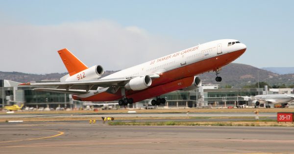 Fire-fighting air tanker returns to Canberra skies (but it's all routine)