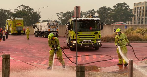 2500 litres of fire retardant dropped on Parkes Way after plane hits turbulence
