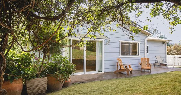 Charming, renovated, original Snowy Hydro workers cottage ready for your family