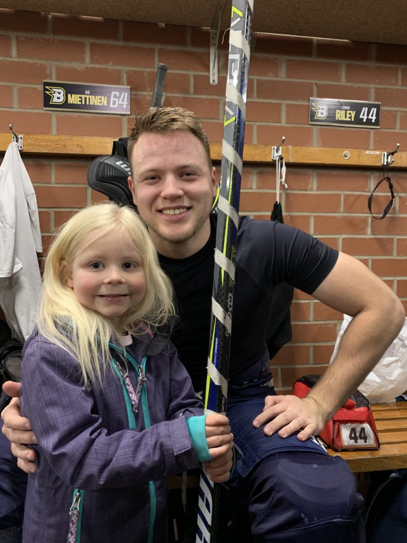 Kia Miettinen and a Brave fan