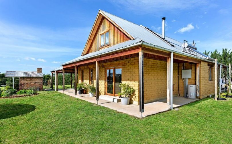 Mudbrick utopia in Murrumbateman