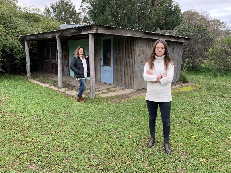 Alix Burnett (left) and Eliza Walker (right) standing in front of heritage building in Bungendore.