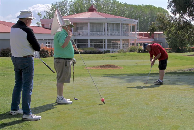 Warren Gray putts out