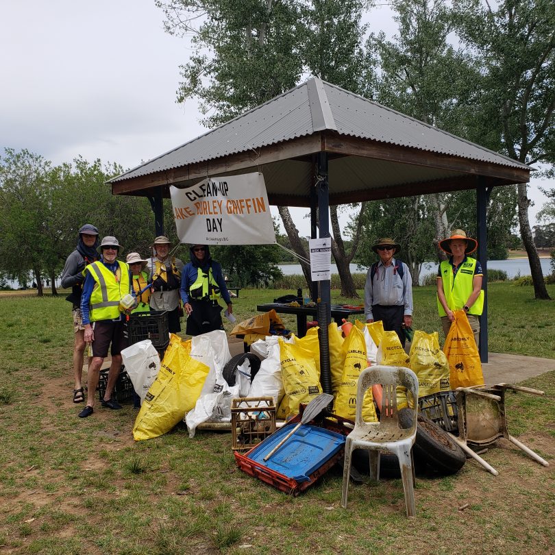 Volunteers at the 2019 Lake Burley Griffin clean-up day.