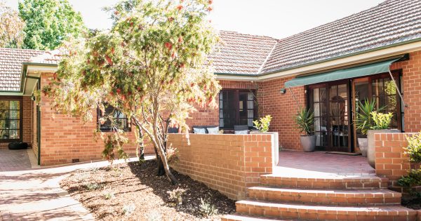 1930s elegance in red brick in sought after location in Cox St, Ainslie