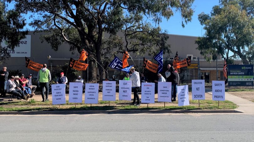 TWU drivers picketing at Suez