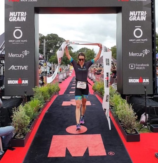 Monique de Abreu crossing the finish line