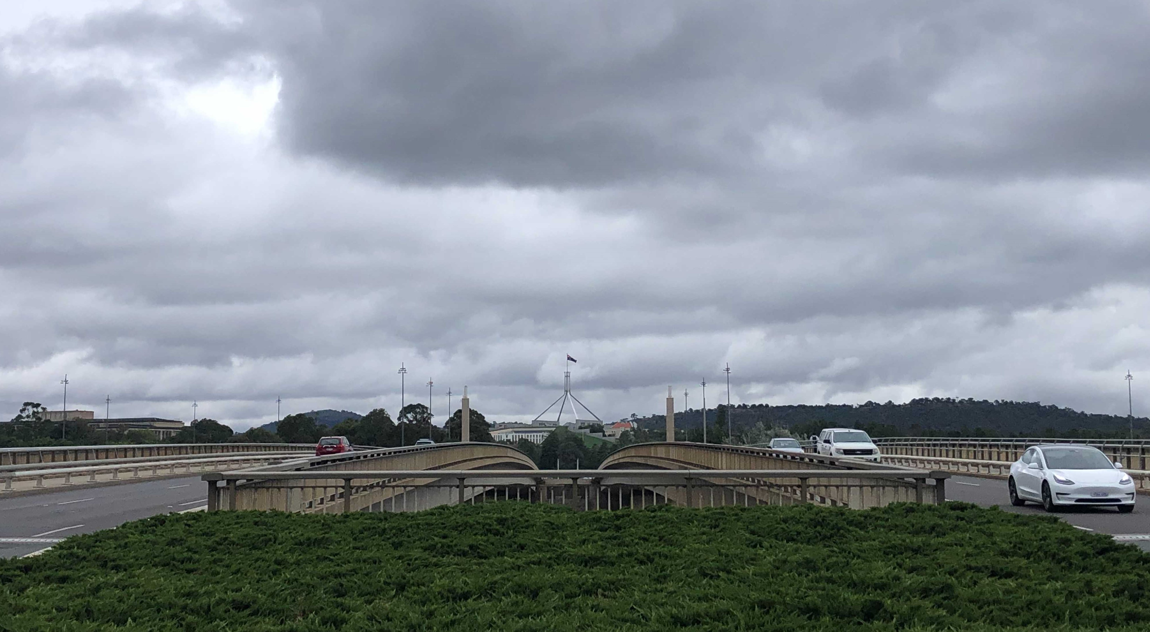 Lake Burley Griffin heritage listing won't sink light rail, says government