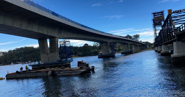 All lanes of new Batemans Bay bridge unlikely to be open for some time