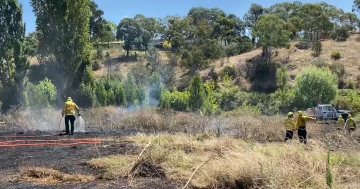 Updated: Emergency service crews working to contain grass fire at Queanbeyan