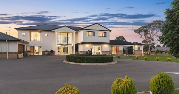 Luxurious country residence awaits at Bungendore