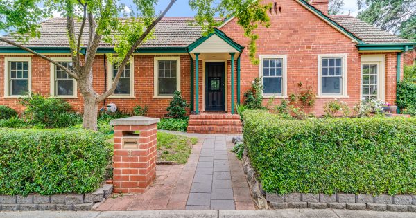 Beautifully renovated historical home in Yarralumla with sweeping parkland views