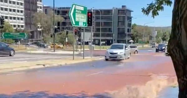 Traffic delays, discoloured water due to burst water main in North Canberra