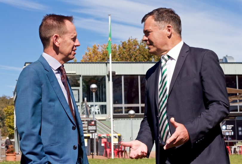 Shane Rattenbury dan Ian Mackay di Canberra Southern Cross Yacht Club