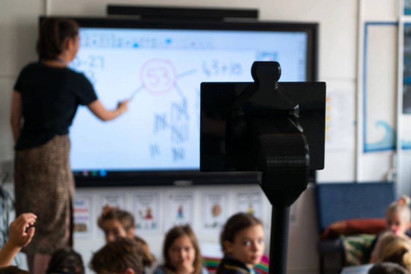 Robot en classe avec élèves et enseignant