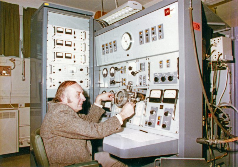 Professor Ross Taylor sitting at mass spectrometer at ANU in 1994