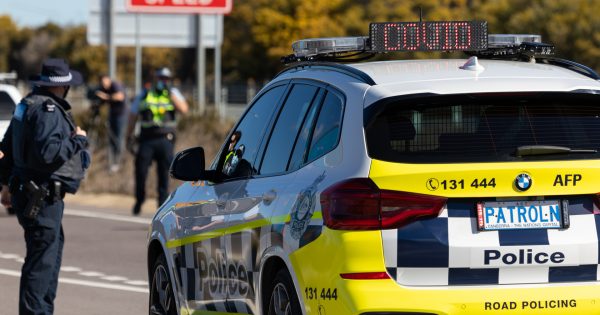 Police turn back seven cars at border, Sydney outbreak seeps further into regions