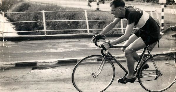 Vale Derek Aisbitt: Canberra cycling community mourns the death of legendary coach