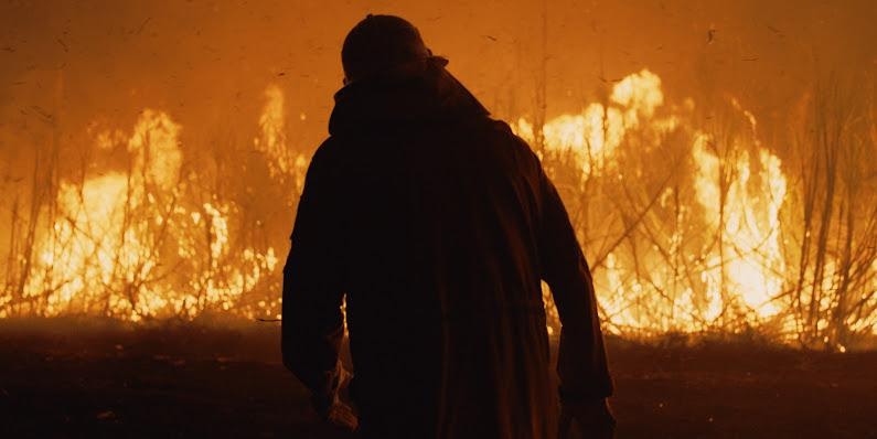 Firefighter facing bushfire