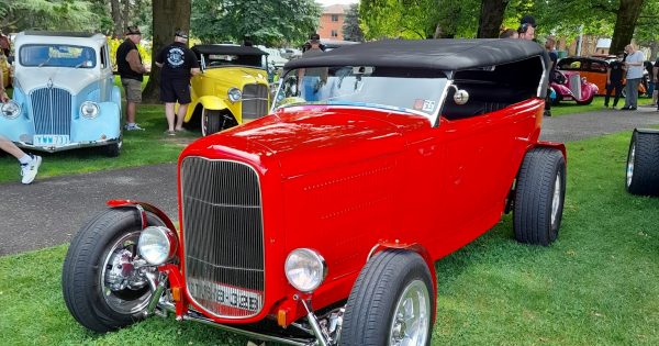 Hot rods and custom cars finish up four days of cruisin' through Canberra