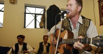 Fred Smith's charity concert welcomes Afghan evacuees to Canberra