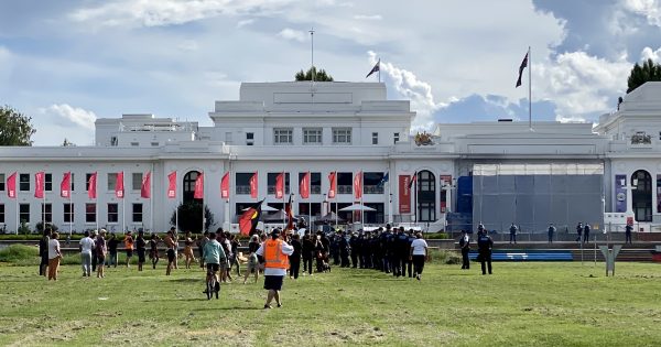 Police move to clear 'sovereign rights' protest camp at Old Parliament House