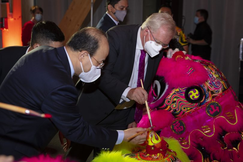 Ambassador Xiao Qian and Professor Brian Schmidt 