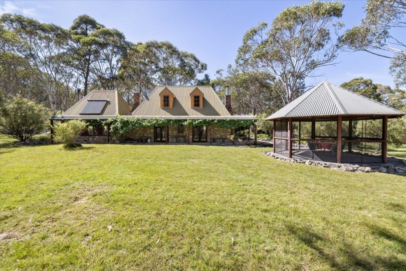 A cosy handmade Cottage and a creek close by, quintessential bush living in Hereford Hall