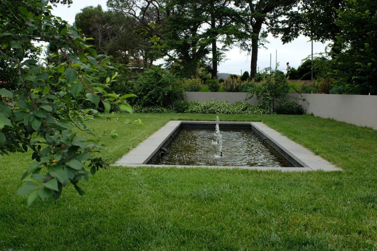 Colonial-style garden in Queanbeyan