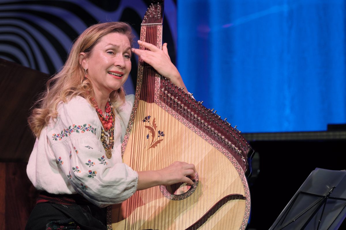 Musician Larissa Kovalchuk with bandura