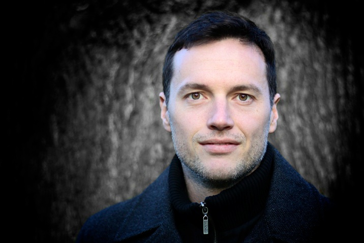 head shot of tenor Andrew Goodwin