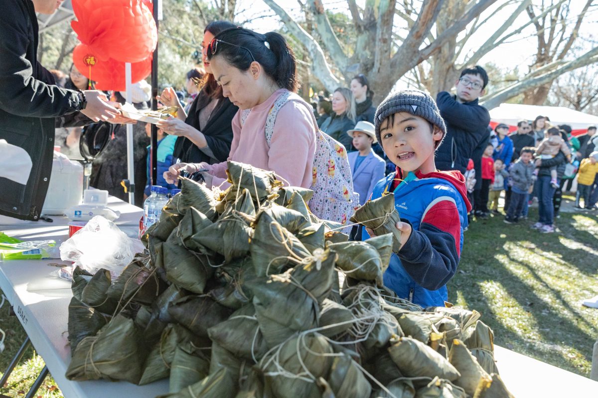 People making Zongzi