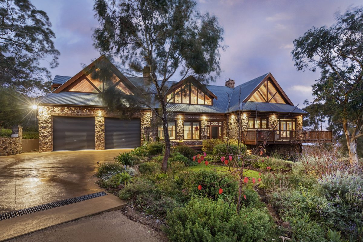 Front garden and entry of 12 Mannifera Place Goulburn