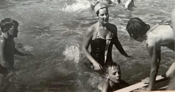 Legendary Canberra swim teacher reflects on love for the pool and helping others